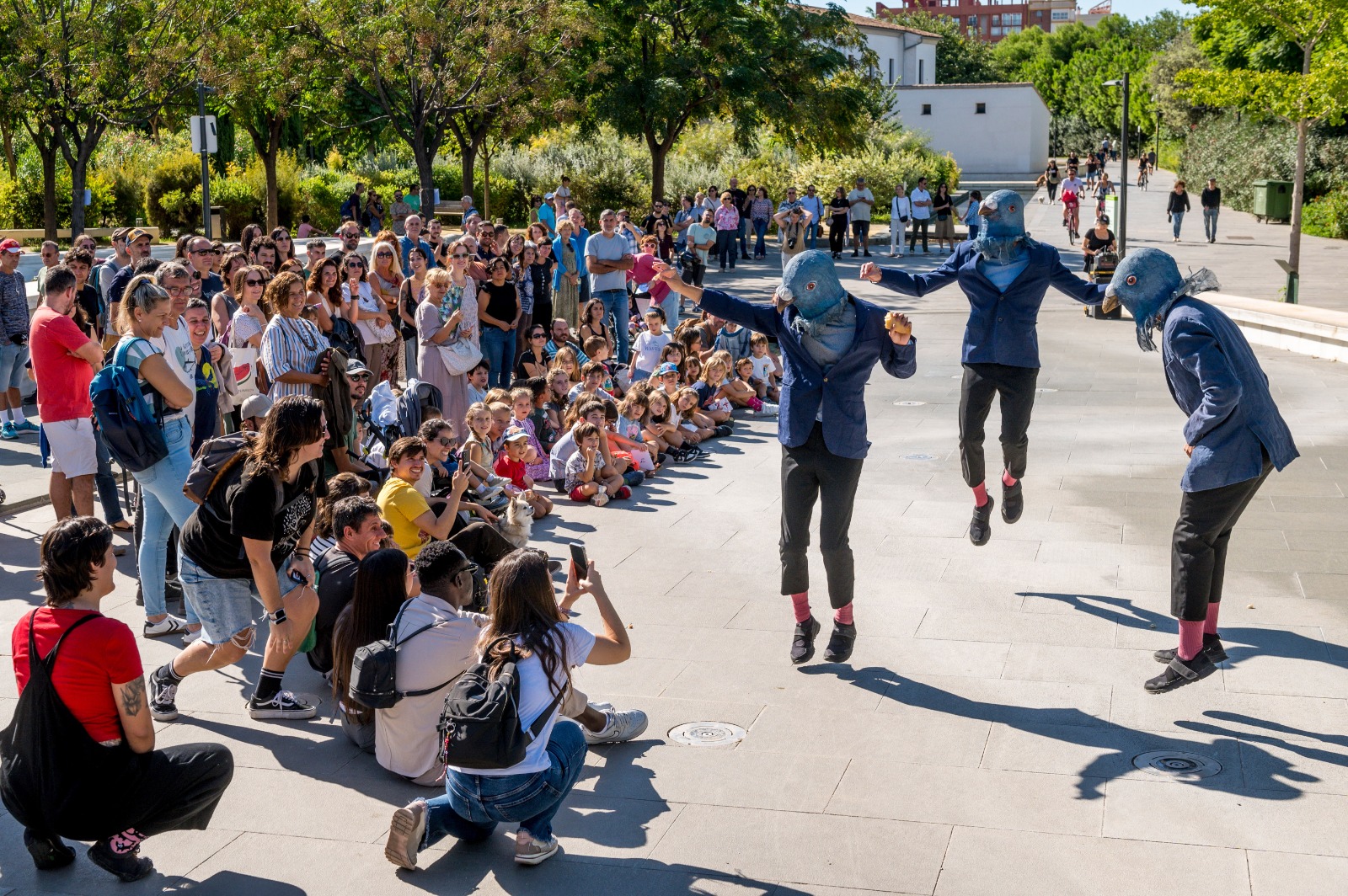 AVETID saca las artes escénicas a las calles para invitar a disfrutar de la Temporada 2025-2026